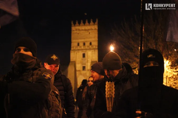 Смолоскипи та прапори: Луцьком гучно пройшовся марш націоналістів (фото, відео)