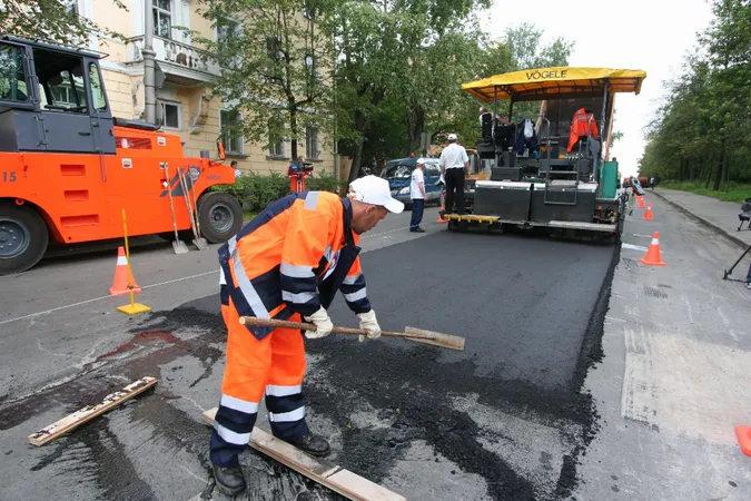 Гройсман пообіцяв дати на дороги втричі більше грошей