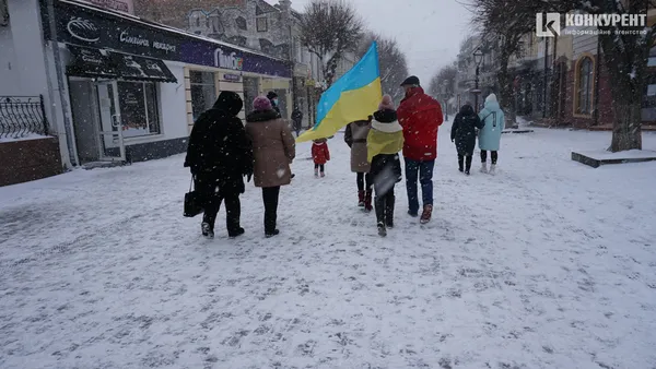 Свято єднання: у Луцьку розгорнули довжелезний стяг у День Соборності (фото, відео)
