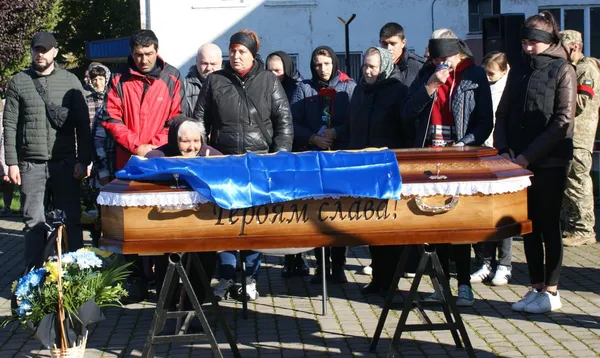 «Куди ж ти, сину, йдеш…»: Рожищенська громада провела в останню дорогу захисника Сергія Беня (фото)