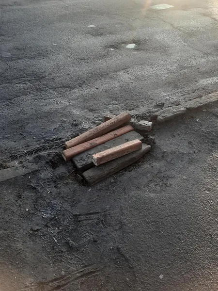 «Бійся, Ілоне Маск!»: ноу-хау з ремонту люків від волинських комунальників (фото)