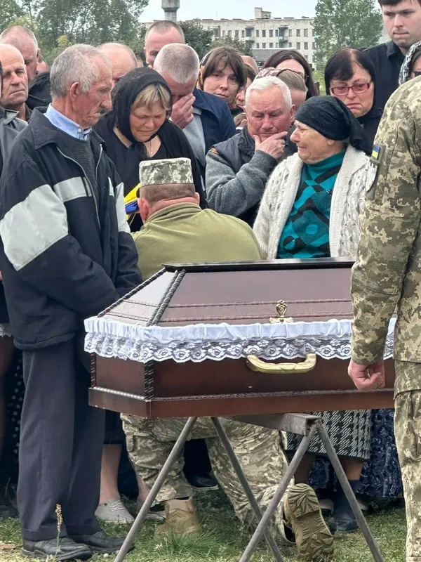 Довго чекали і вірили в диво: на Волині попрощалися з Героєм Андрієм Лабантом (фото)