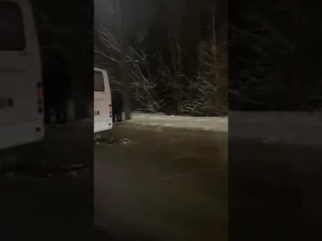 Розбите лобове скло: у Луцьку зіткнулися Ford Transit та маршрутка (відео)