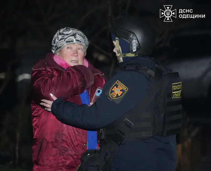 Людей шукають під завалами: показали страшні наслідки масованої атаки на Одесу (фото)