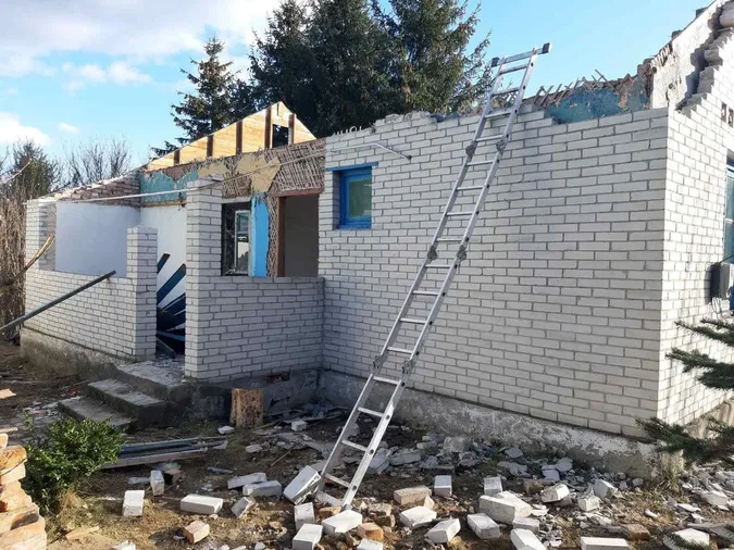 На Волині монахи розвалили будинок лікаря: кажуть, земля – їхня