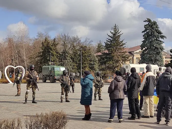 У Скадовськ зайшли військові РФ й винесли з міськради усі комп'ютери (фото)