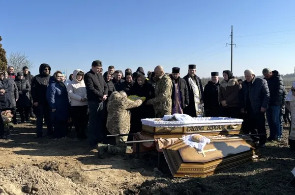 Їхав у відпустку, а повернувся «на щиті»: на Волині попрощалися з воїном Анатолієм Стасюком (фото)