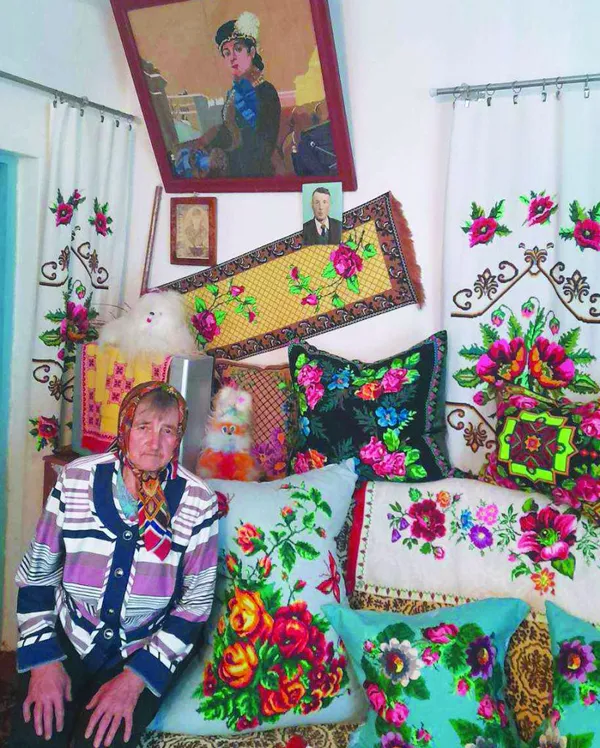Показали квітковий всесвіт вишивальниці з волинського села (фото)
