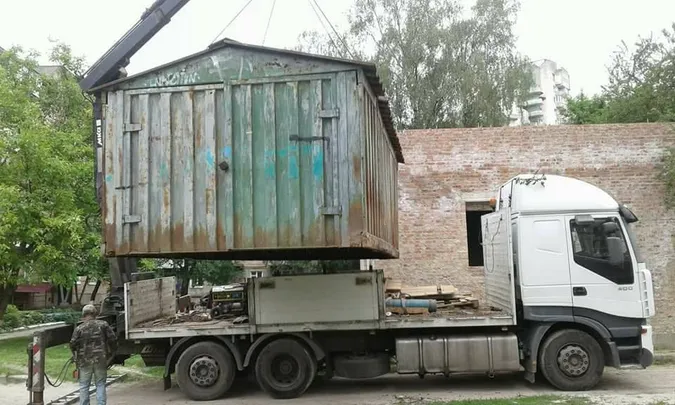 На Рівненській у Луцьку знесли незаконні гаражі (фото)