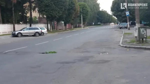 Провалився асфальт:  на Стрілецькій небезпечна діра посеред дороги