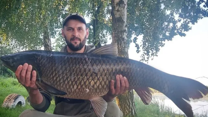 На Волині чоловік впіймав амура-гіганта
