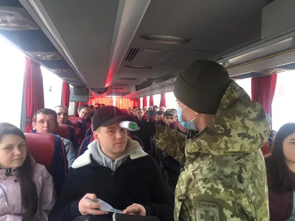400 українців, які «застрягли» на польському кордоні, доставлені на Батьківщину (фото)