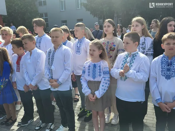 «Бо ми – люди-титани»: як у Луцькому ліцеї №10 танцювали випускний вальс (фото, відео)