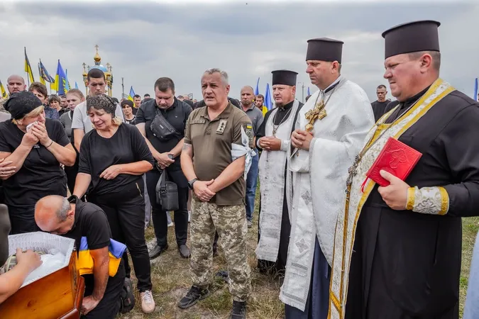 💔На Хмельниччині в останню дорогу провели молодого офіцера Волинського прикордонного загону Артема Кедруна
