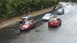 Показали момент аварії, в якій лучанку збили на пішохідному переході (відео)