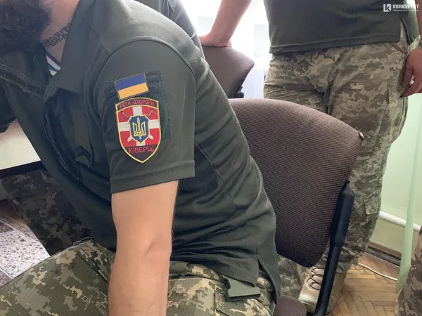 Військові прийшли на «розбірки» з мером Ківерців через скандальний стадіон (фото, відео)
