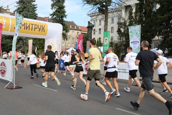 У Луцьку пробігли благодійний MHP Run4Victory: зібрані кошти спрямують на підтримку 100-ї ОМБр (фото)