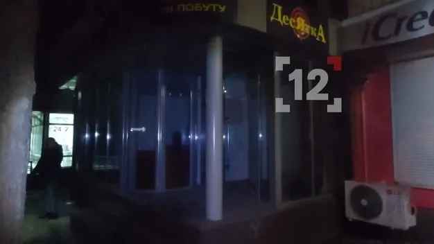 У Луцьку чоловік обстріляв магазин з дрібнокаліберної зброї (відео, фото, оновлено)