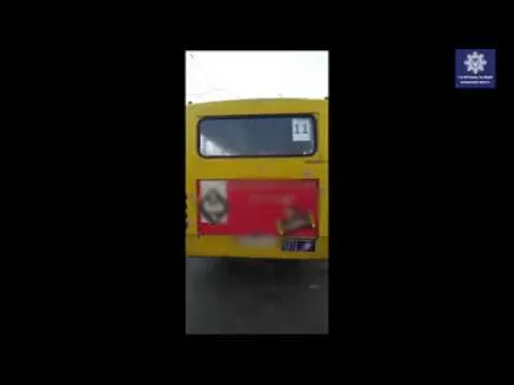 У Луцьку водій маршрутки виїхав на зустрічну і ледь не в’їхав в авто патрульних (відео)