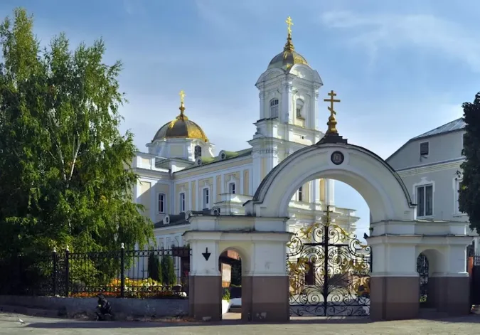 У Луцьку під собором Святої Трійці нагрішили на фальшиві права