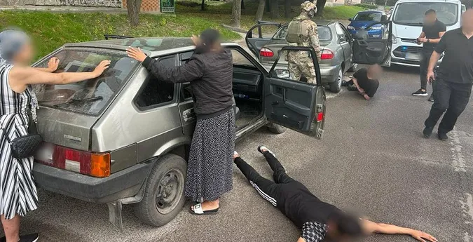У Луцькій громаді організували переправляння «багатодітних батьків» за кордон (фото, відео)