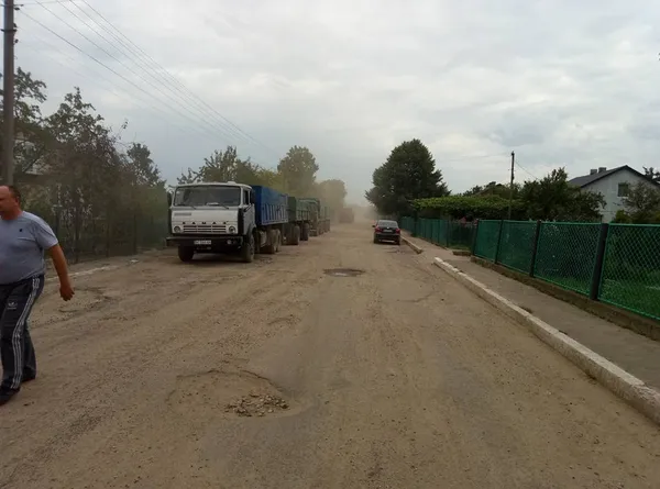 Люди страйкують через перевантажені буряковози для заводу в Іваничах (фото)