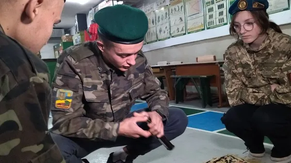 Учні вчаться виймати патрони з магазину