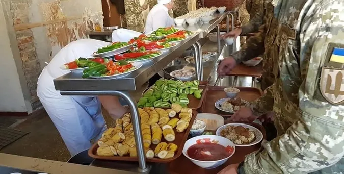 Яйця втридорога, лосось – за копійки: НАБУ виявило схему завищених харчових закупівель в МОУ