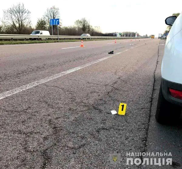 Перебігав дорогу: на Рівненщині під колесами вантажівки загинув волинянин (фото)