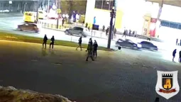 Постріли у Луцьку зафіксували камери муніципалів: молодики втекли на сірому Renault (відео)