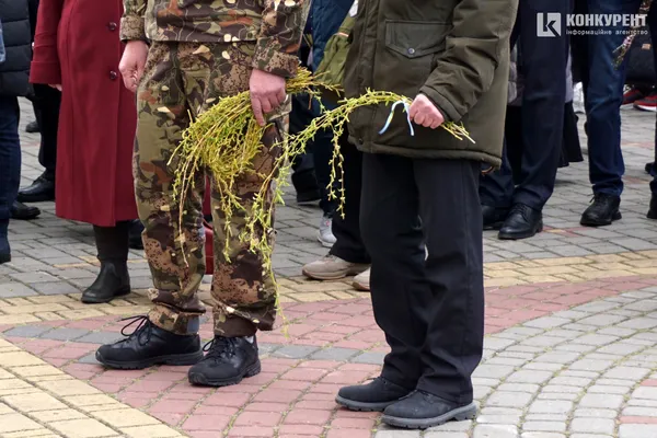 Вербна неділя: тисячі лучан у центрі міста «б'ють» і вітають один одного (фото, відео)