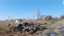 Вивезли шини і сміття: біля Луцька прибрали колишній блокпост (фото)