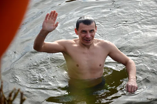 Як лучани на Стиру занурювалися на Водохреща (фото)