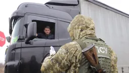 В «Ягодині» у фурі знайшли оптичні прилади та аксесуари до зброї (фото)