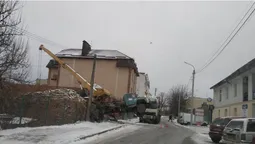 Щось пішло не так: у Луцьку автокран завис у повітрі (фото)