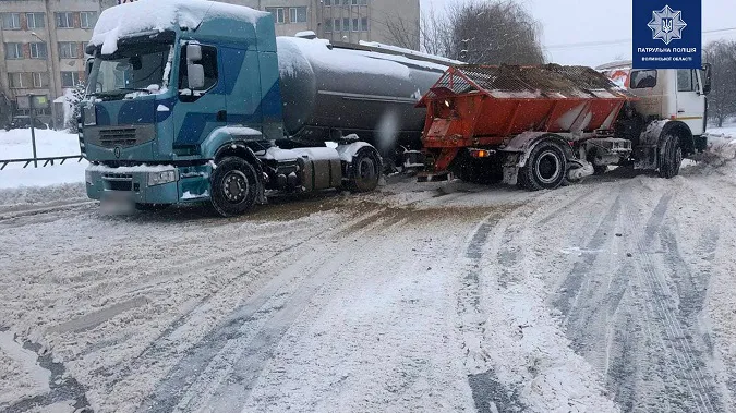 Спільна робота: патрульні й комунальники ліквідували затор у Луцьку (фото)