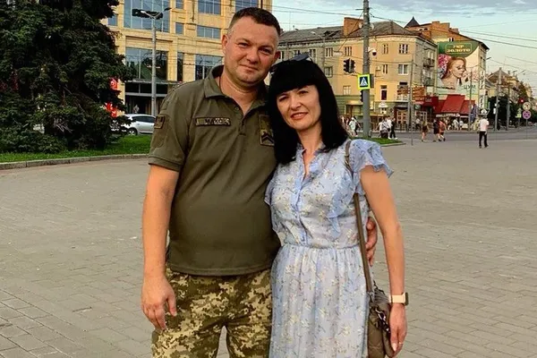 У Луцьку переселенка шиє для військових на старій бабусиній машинці: на фронт передали тисячі виробів (фото, відео)