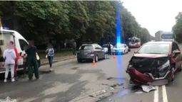 У Луцьку водійка виїхала на «зустрічку» і в'їхала у Nissan (фото, відео)