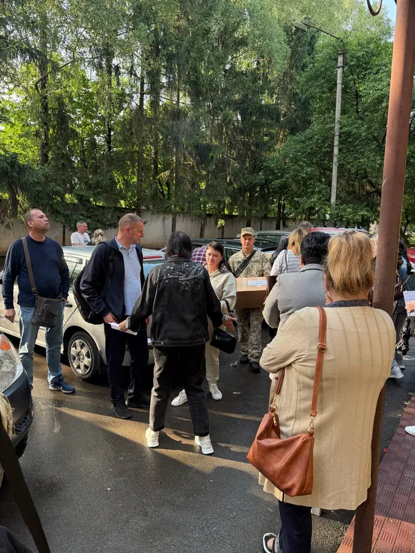 Лучанам зі зруйнованого будинку допомогли продуктами та юридичними консультаціями (фото)