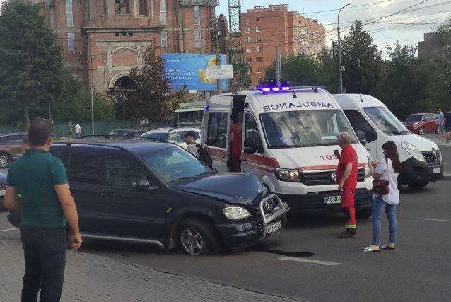 У Луцьку на Собороності легковик врізався у стовп, водій травмувався (фото)