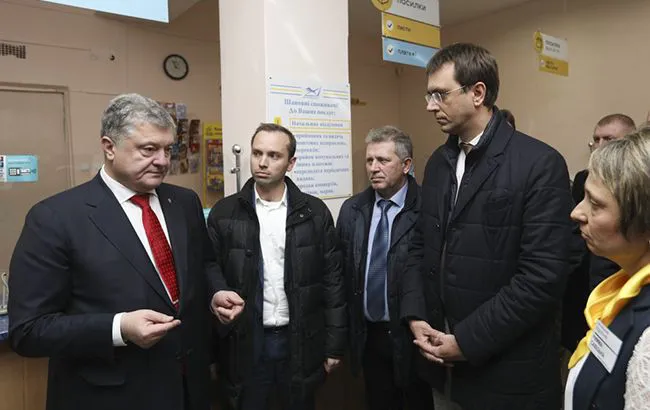 Порошенко: Сільські відділення «Укрпошти» не скоротять, доставка пенсій - буде