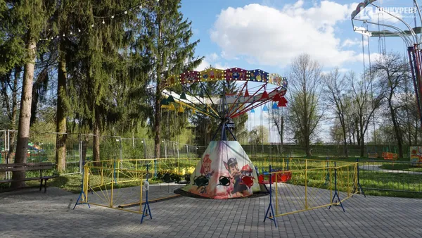 Атракціони в центральному парку Луцька: що працює і скільки коштує