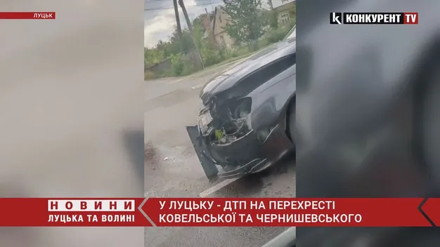 Авто вилетіло на тротуар: у Луцьку на перехресті Ковельської та Чернишевського – ДТП (відео)