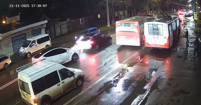 Ввечері у Луцьку стукнулися Tesla та BMW (відео)