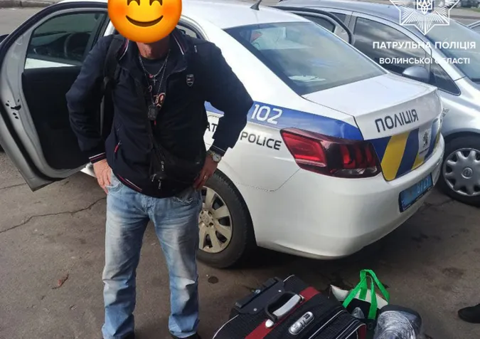 Волинські патрульні повернули речі чоловікові, якого на АЗС «залишив» автобус