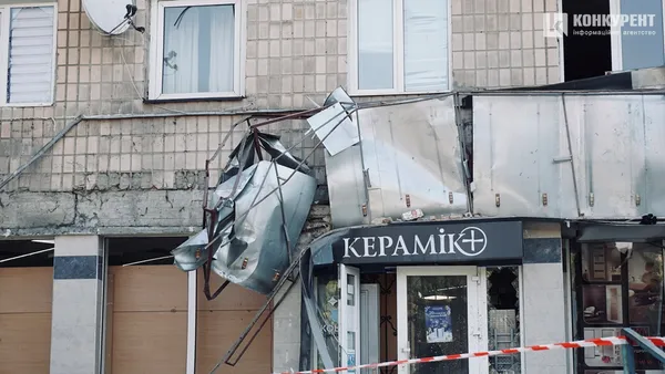 Гоять рани та латають домівки: як у Луцьку оговтуються після обстрілу (фото)