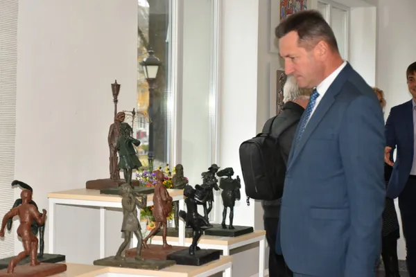У Луцьку відкрили виставку робіт учнів та викладачів художньої школи (фото)