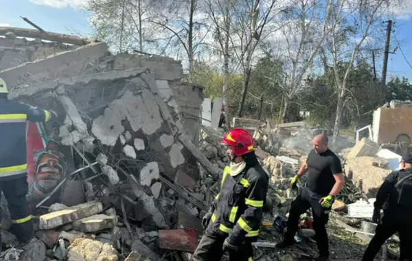 Росіяни вдарили по кафе і магазину на Харківщині: відомо про 49 загиблих (фото)