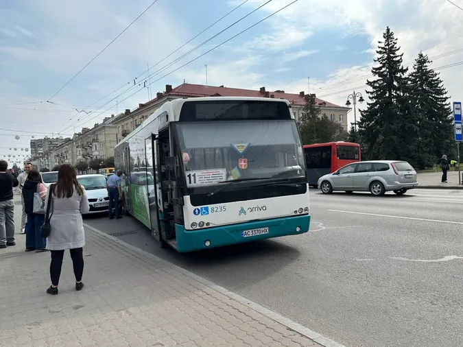 Біля ВНУ у Луцьку маршрутка втаранила легковик (фото)