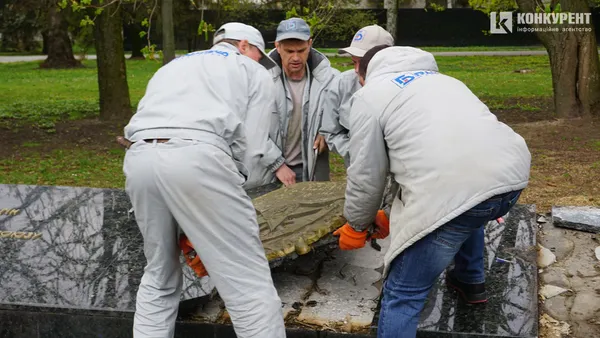 У Луцьку на меморіалі розпочали демонтаж кремлівських зірок (відео)